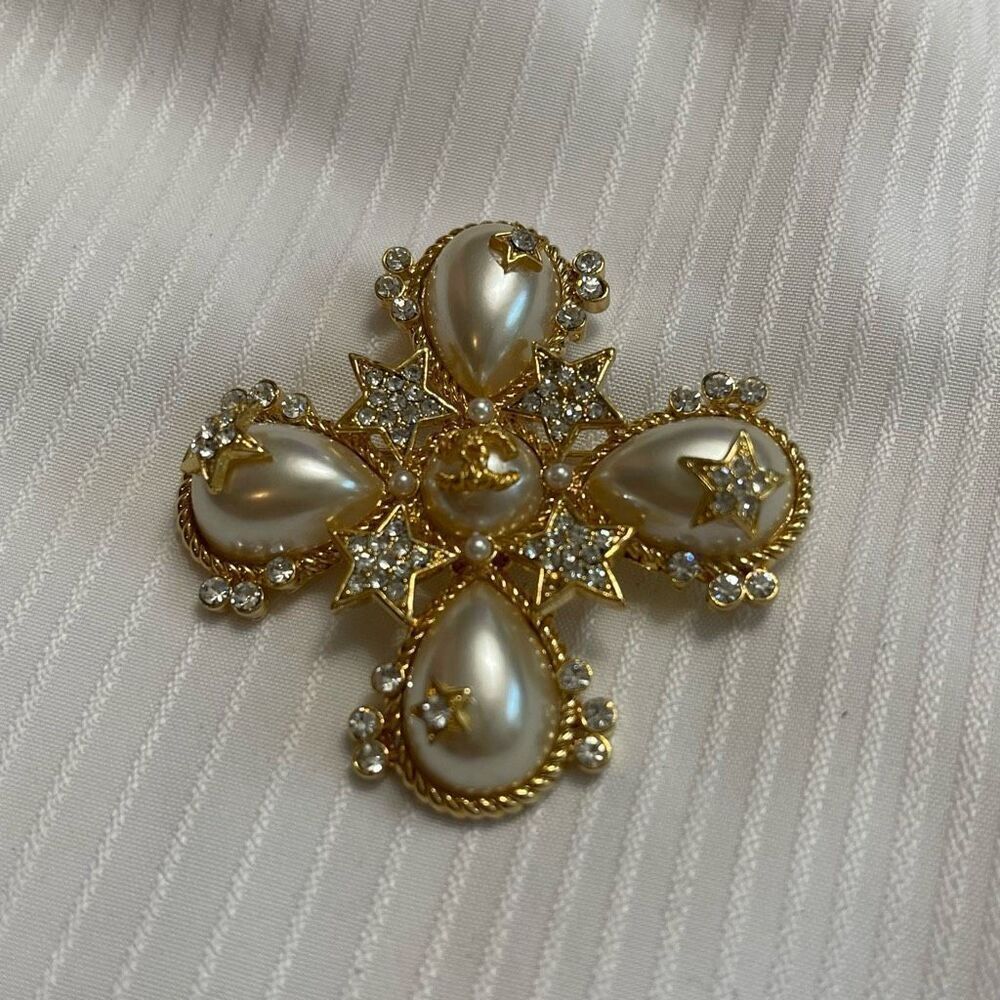 Chanel Pearl Crystal Statement Brooch - Picture 9 of 9